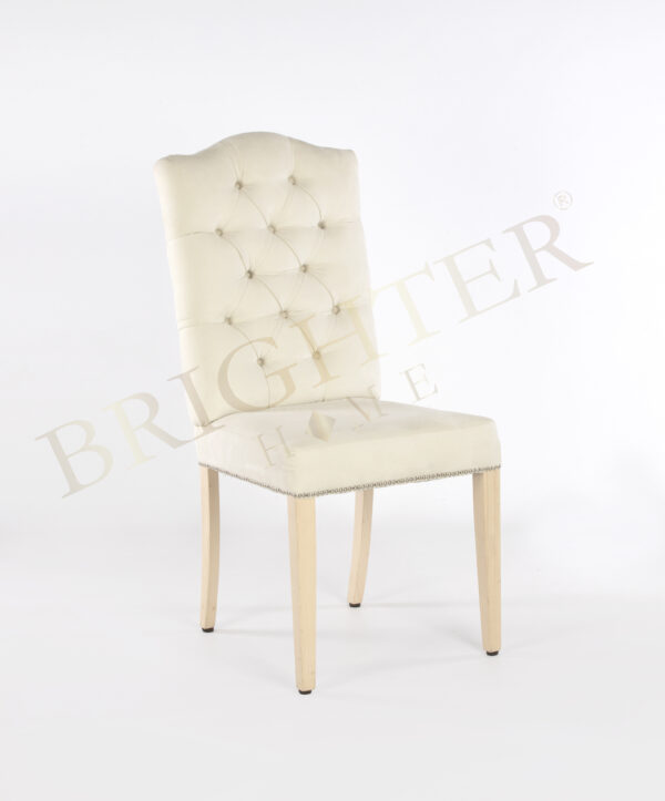 Sedia Sylvana beige con borchie